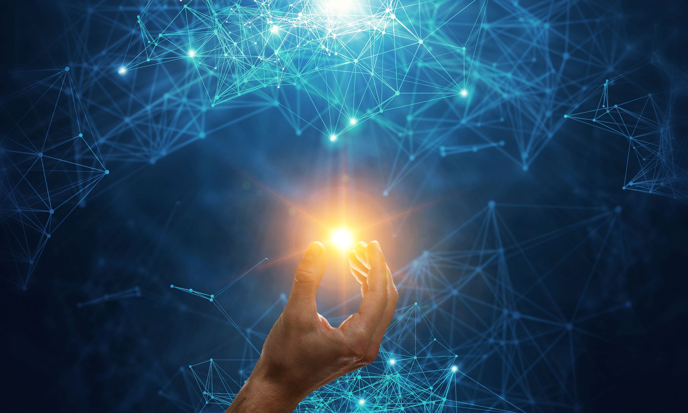 Menschliche Hand, die nach einem stilisierten Licht greift