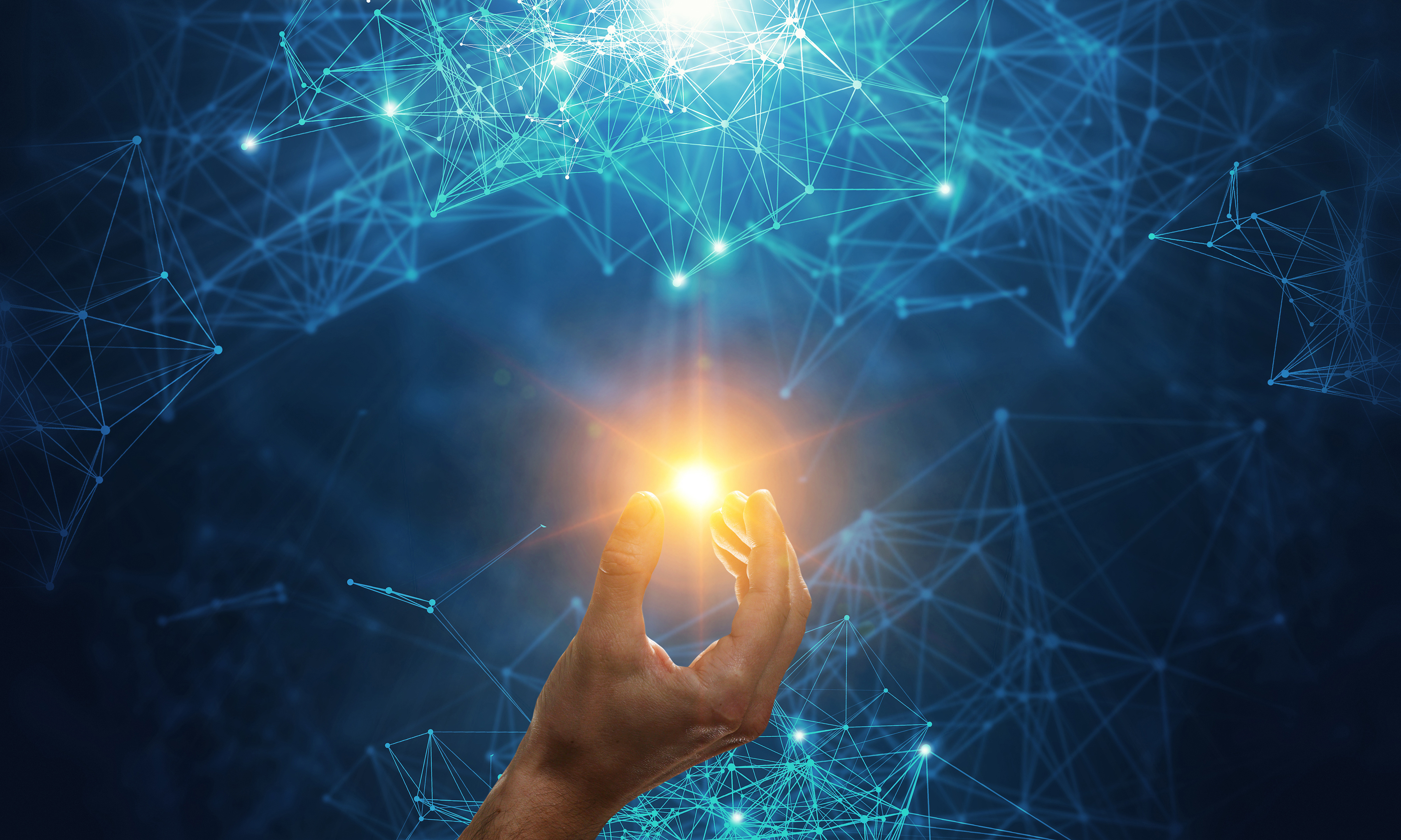 Menschliche Hand, die nach einem stilisierten Licht greift