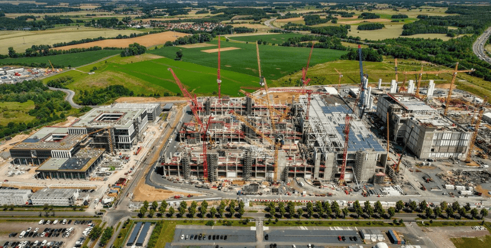 Blick auf die Baustelle der neuen Halbleiterfabrik