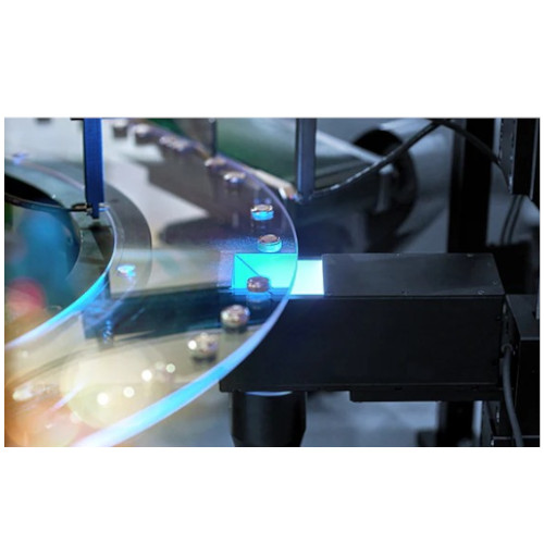Eine Produktionsmaschine formt eine Glasplatte, während flüssiges Glas in die richtige Form gegossen wird.