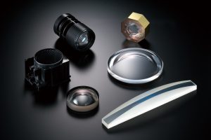 Verschiedene Kameralinsen und Zubehörteile auf einem Tisch angeordnet.