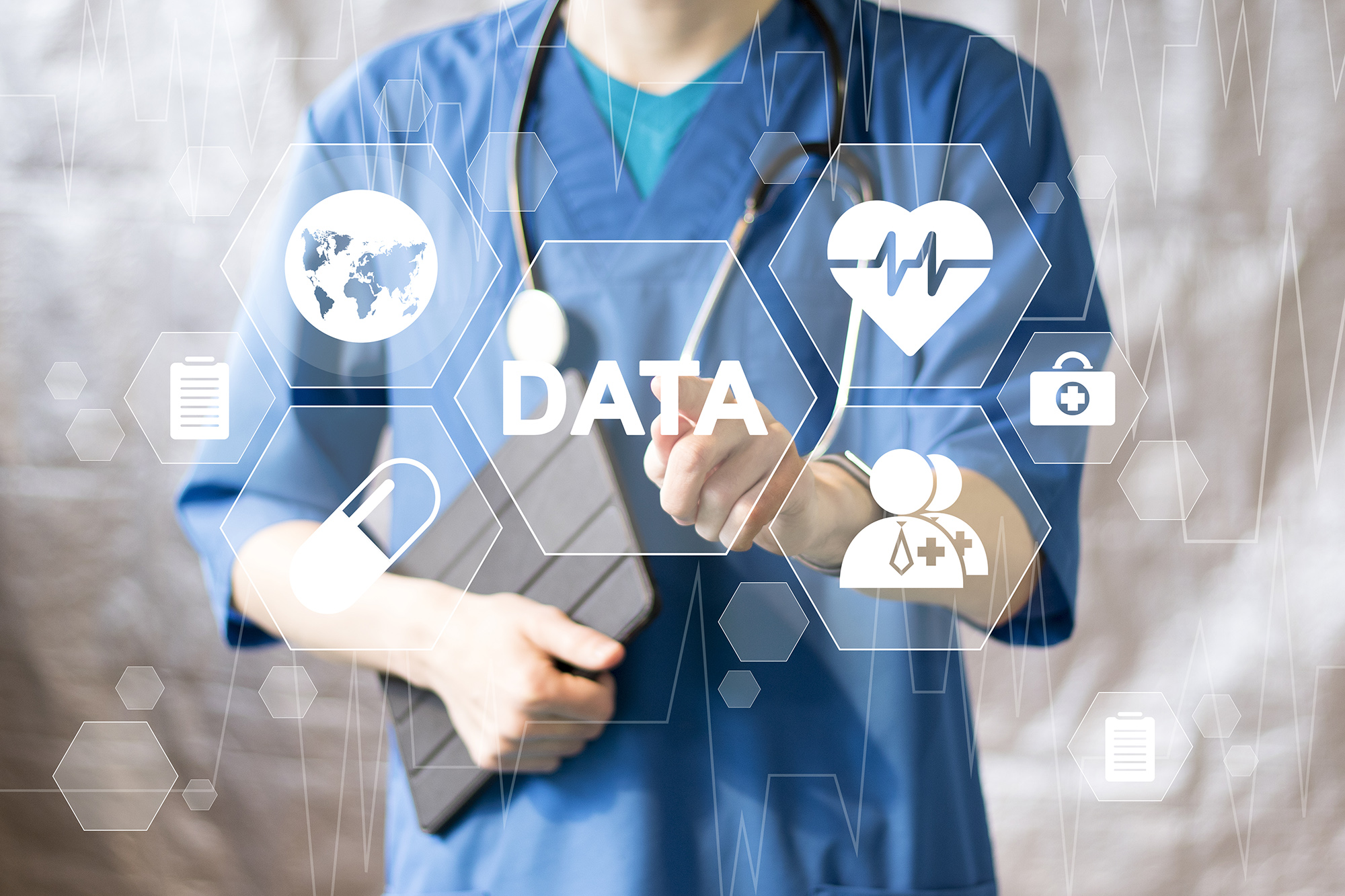 Ein Medizinmitarbeiter steht vor einer holografischen Benutzeroberfläche mit virtuellen Symbolen, die verschiedene Aspekte der Medizinbranche darstellen. Er interagiert gezielt mit dem Symbol „Data“.