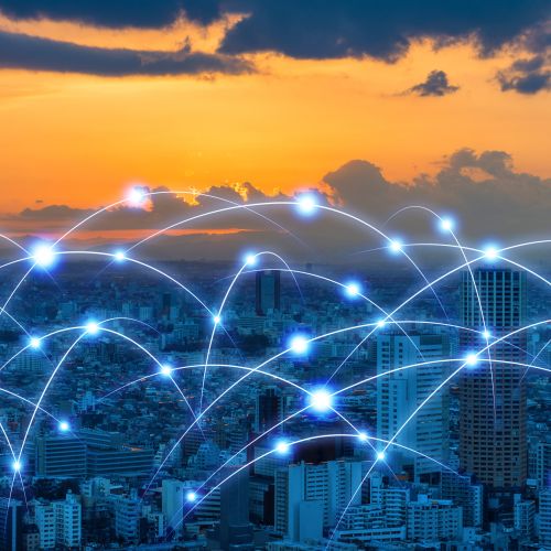 Stadt mit Darstellung eines Kommunikationsnetzwerks in Form von leuchtenden Bögen