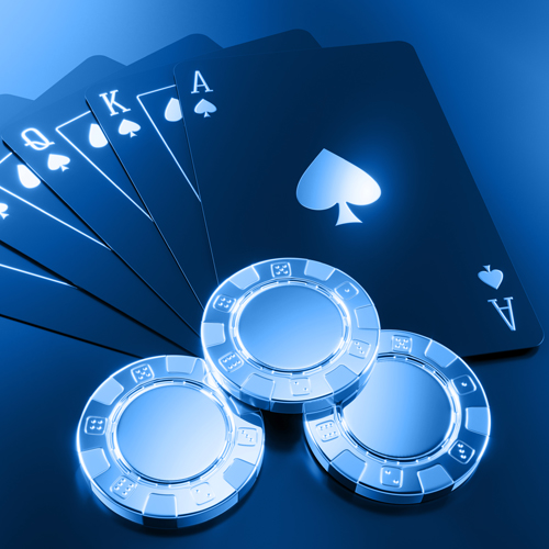 Pokerkarten und -chips auf blauem Hintergrund