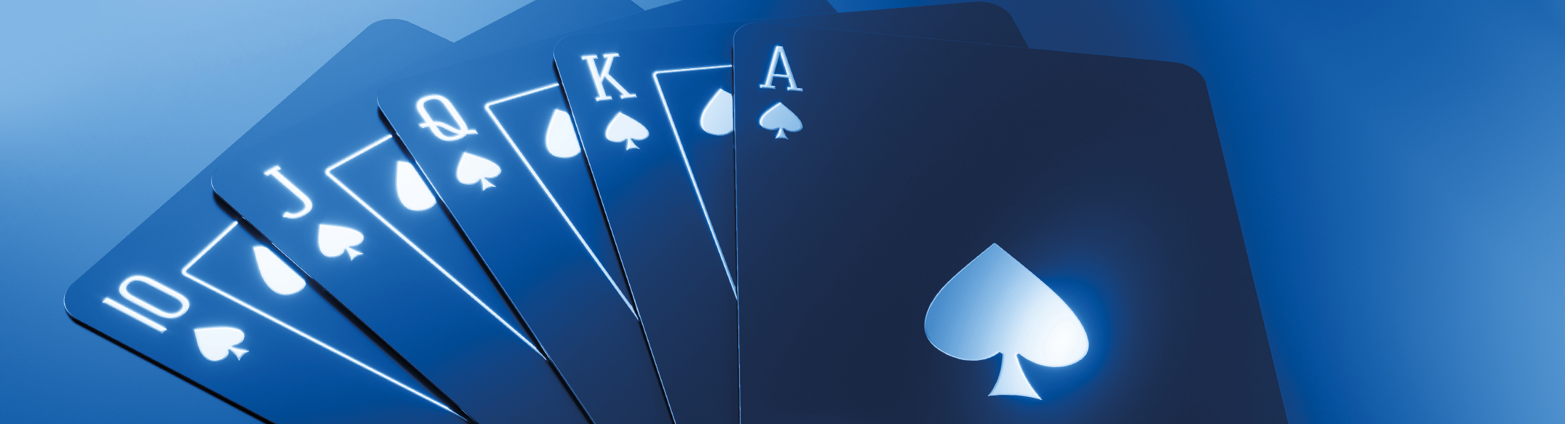 Pokerkarten und -chips auf blauem Hintergrund