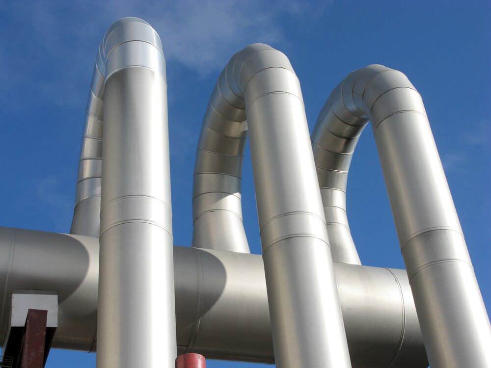 Drei nebeneinanderstehende Fernwärmerohre
