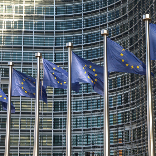 EU Flaggen vor der EU Komission