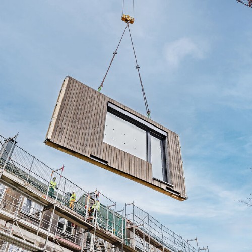 Foto wie eine Wand an ein Gebäude angebracht wird