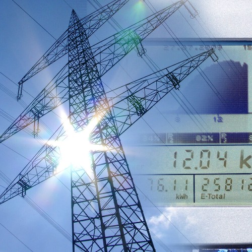 Ein Strommast mit einer Stromzähler im Hintergrund
