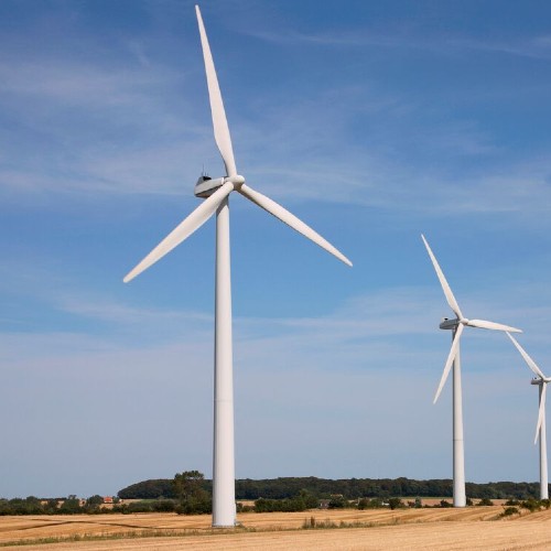 Eine Landschaft mit Windrädern