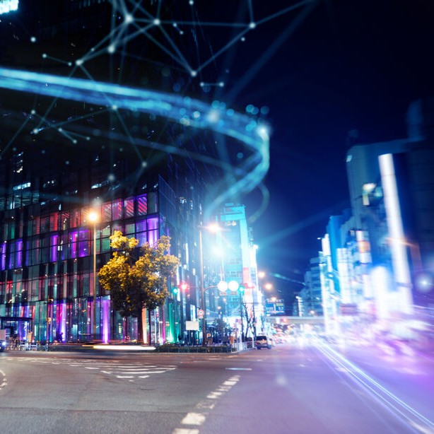 Straßenimpression bei Nacht mit Lichtspiel