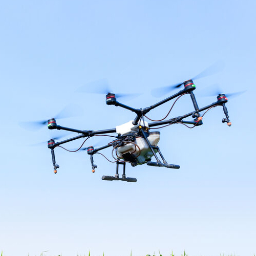 Drohne in der Luft und blauer Himmel