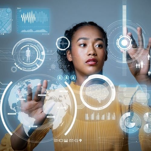 Frau vor Hologramm mit digitalen Icons der Erde, Gehirn und weiteren