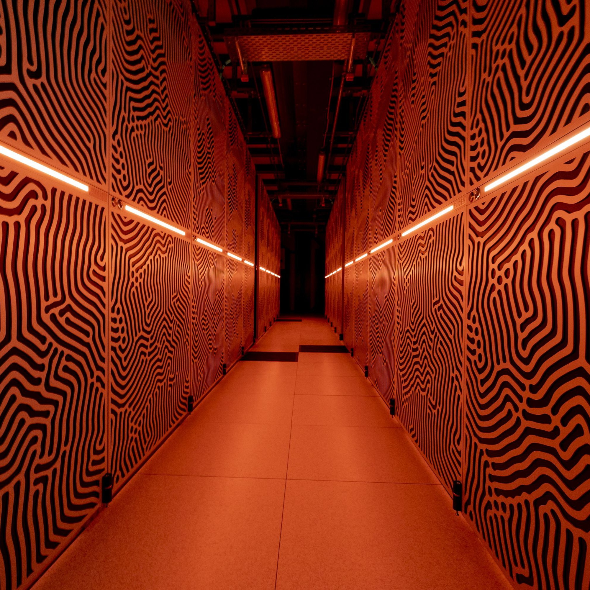 Blick zwischen die Reihen mit JUPITER-Racks