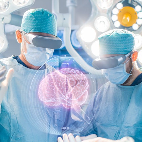 Ärzte im Operationssaal mit digitaler Darstellung eines Gehirns