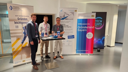 Die Förderlotsen Gunnar Hagemann und Jonas Braunsberg mit BayFOR-Projektmanager Dan Gutu