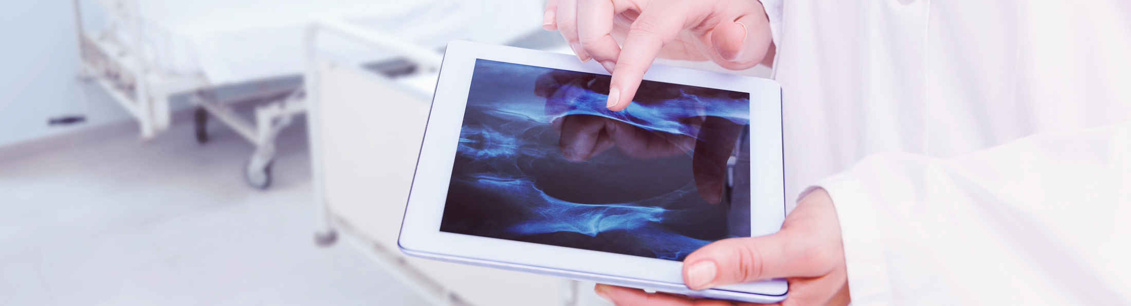 auf dem Bild ist ein Tablet zu sehen das von einem Arzt bedient wird