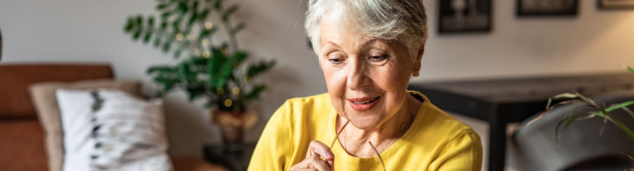 eine ältere Frau betrachtet etwas auf ihrem Smartphone