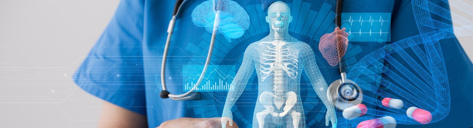 Das Bild zeigt eine medizinische Fachkraft in blauer Arbeitskleidung mit einem Stethoskop um den Hals. Es gibt eine digitale Überlagerung mit verschiedenen medizinischen Grafiken, einschließlich einer anatomischen Figur, molekularen Strukturen und Datencharts