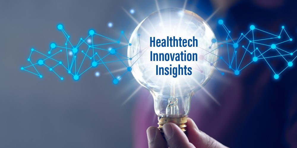 Hand hält leuchtende Glühbirne mit dem Text 'Healthtech Innovation Insights' vor einem unscharfen Hintergrund mit vernetzten blauen Punkten