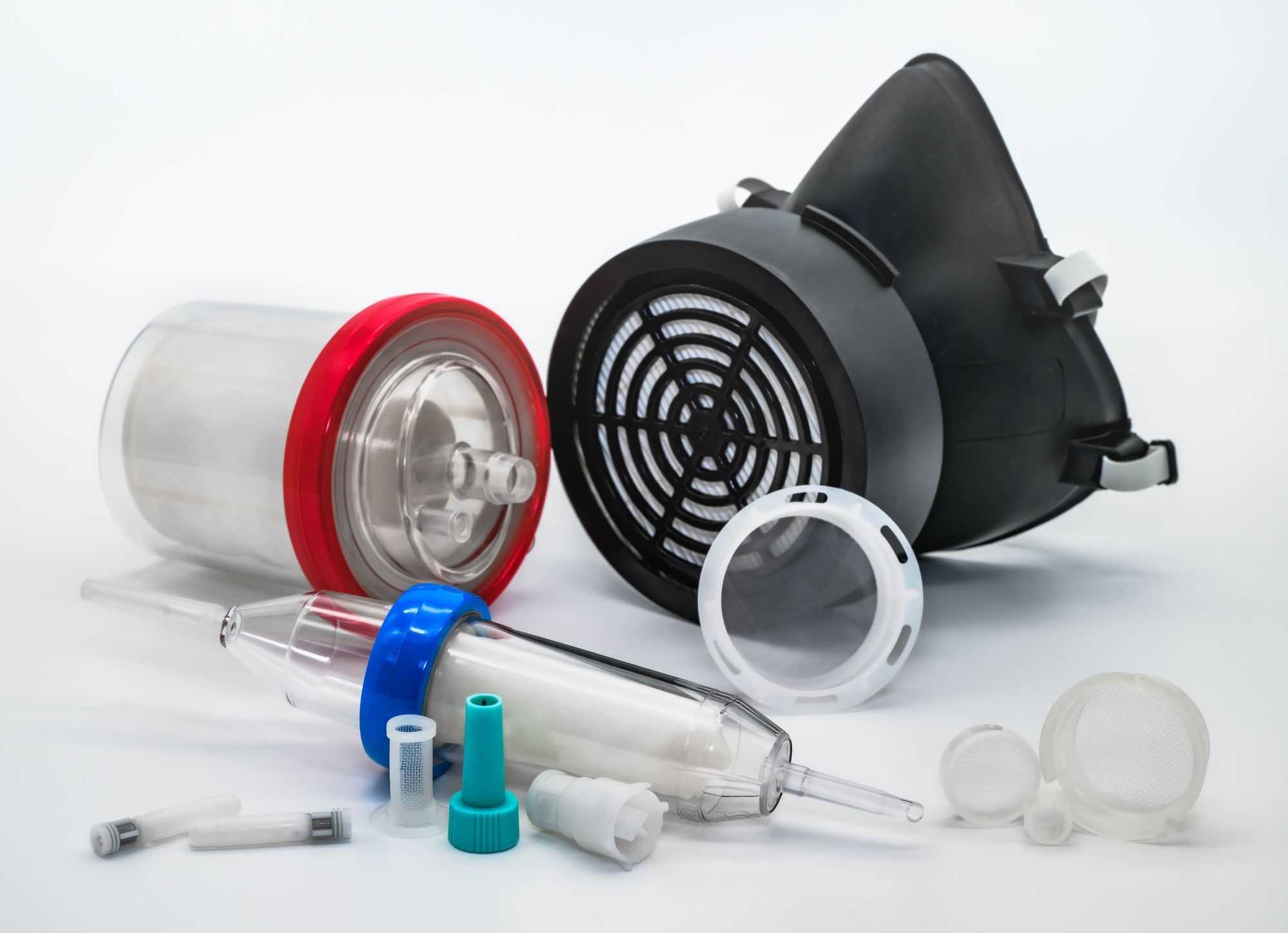 Verschiedene medizinische Filter und Atemschutzmaske mit Ventil auf weißem Hintergrund
