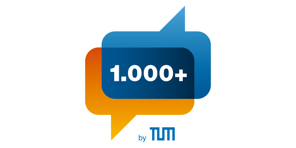 Zwei Sprechblasen, eine orange und eine blaue, mit der weißen Zahl '1.000+' in der blauen Sprechblase und dem Text 'by TUM' darunter.