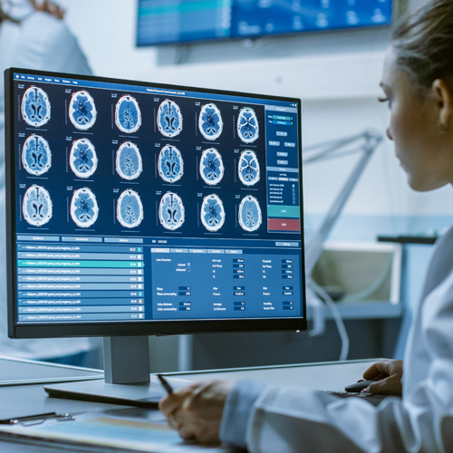 Eine Ärztin betrachtet Röntgenaufnahmen am Bildschirm