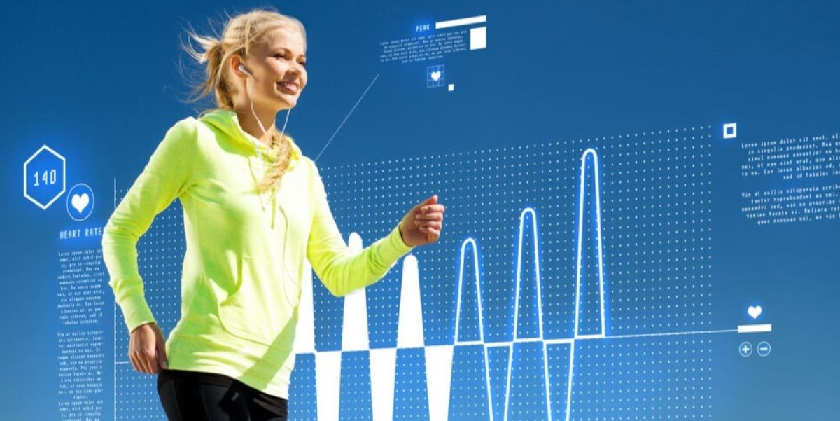 Das Bild zeigt eine Frau, die draußen joggt, mit Überblendungen von Gesundheitsdaten wie Herzfrequenz und fiktiven Textfeldern. Der Hintergrund ist blau und wirkt digital verstärkt.