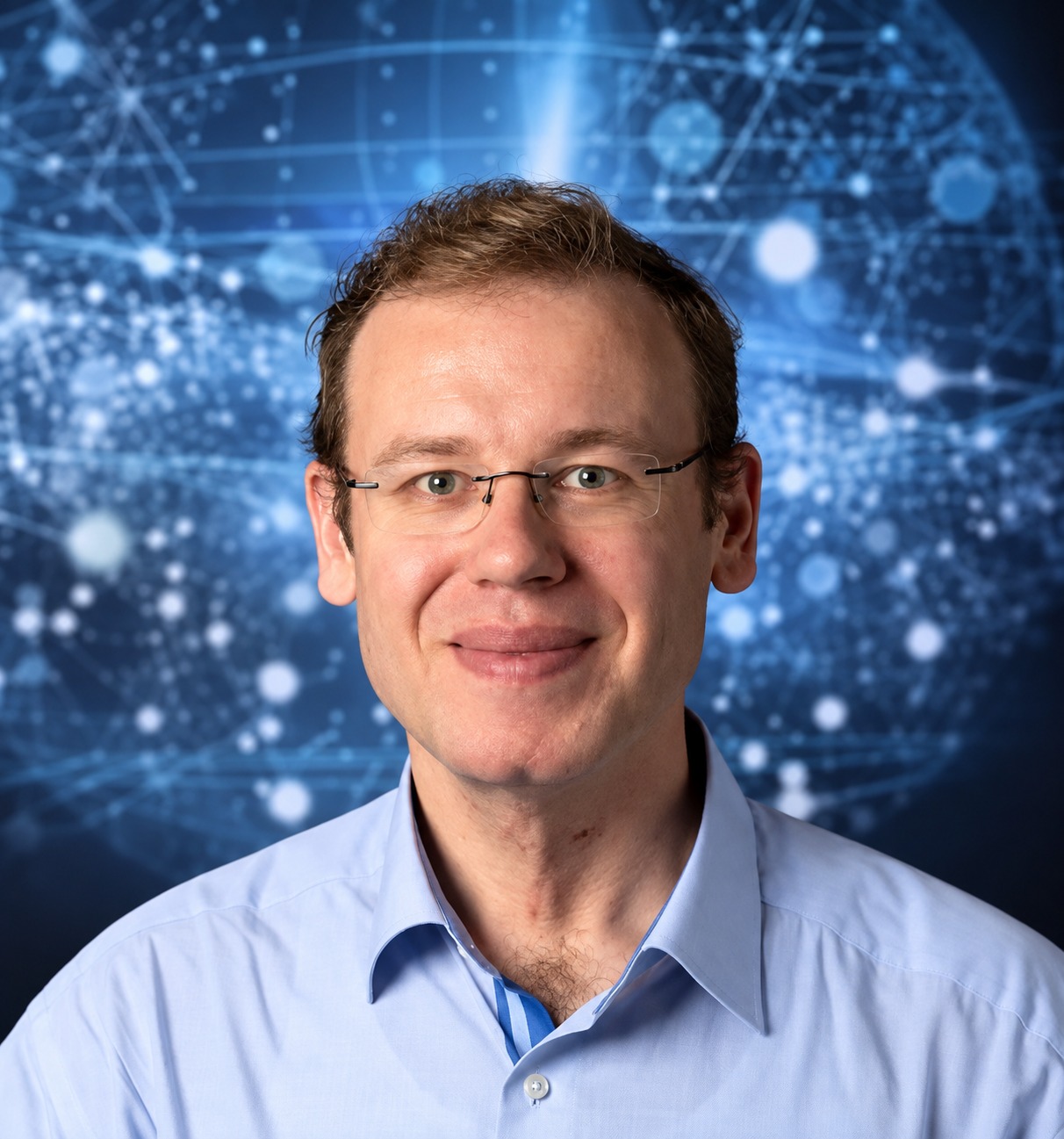 Porträt eines lächelnden Mannes mit Brille und hellblauem Hemd vor einem digitalen, netzwerkartigen Hintergrund