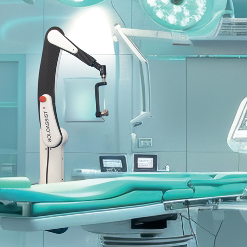 Ein Krankenhauszimmer mit einem Bett und einem Roboterarm, der für medizinische Anwendungen bereitsteht.