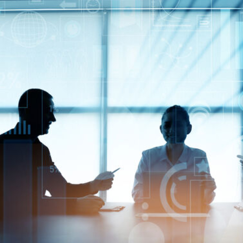 2 Männer haben ein Meeting in einem verglasten Raum