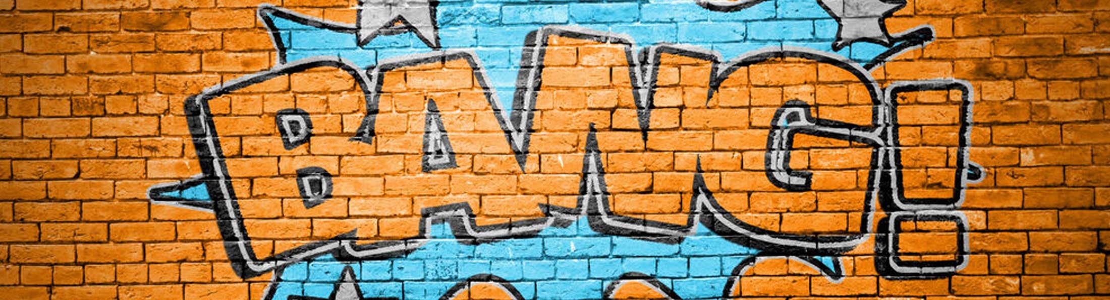 Graffiti an einer Mauer mit der Aufschrift Bang!