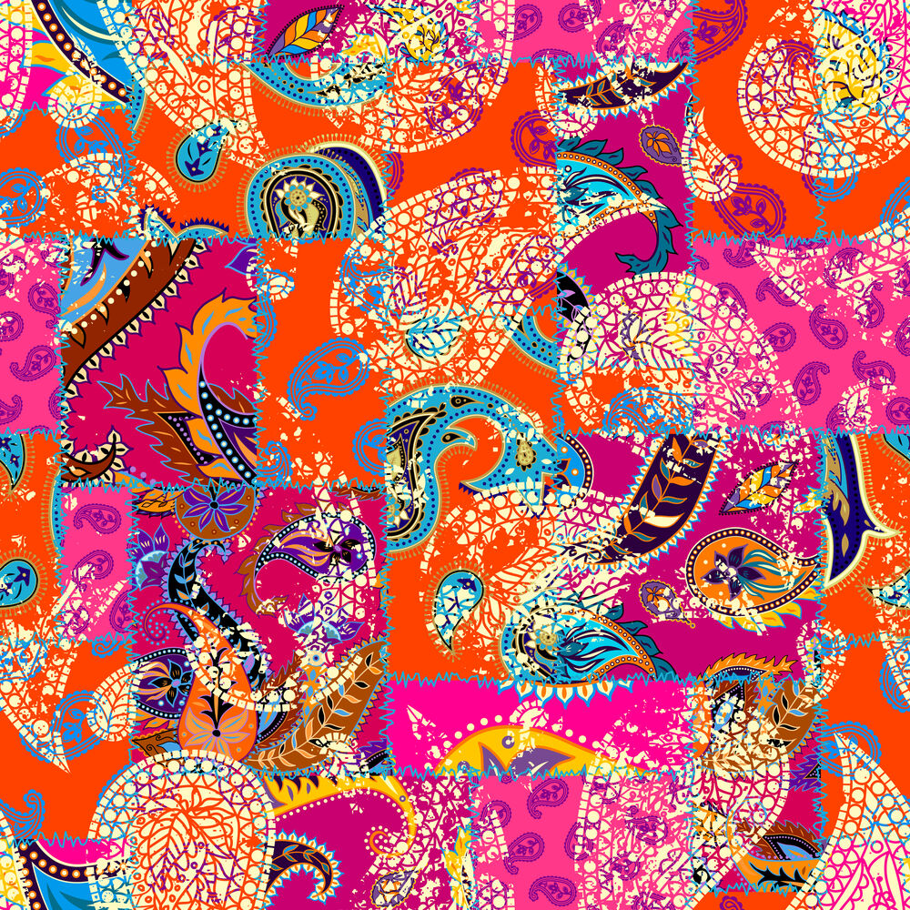 Das Bild zeigt ein farbenfrohes, dicht gemustertes Paisley-Design mit kräftigen Orangetönen, Pink, Blau und Gelb. Verschlungene Ornamente und florale Formen überlagern sich in einem lebhaften, patchworkartigen Muster.