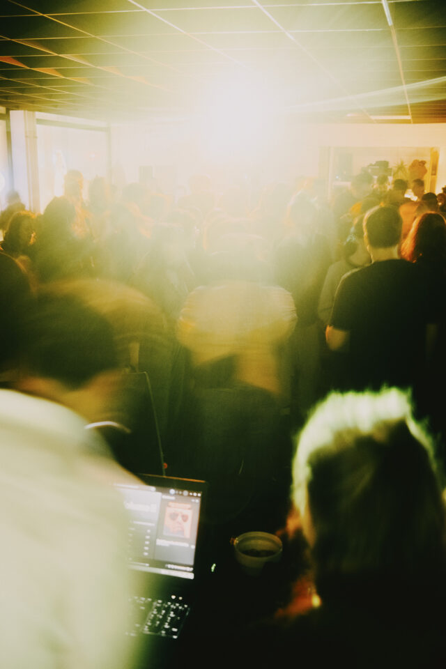 Publikum in einer Diskothek