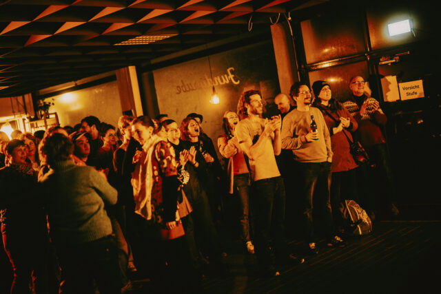 Konzert- und Clubfotos mit Musiker:innen, DJs und tanzendem Publikum in warmem Licht.