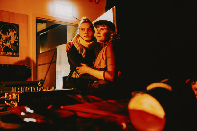 Konzert- und Clubfotos mit Musiker:innen, DJs und tanzendem Publikum in warmem Licht.