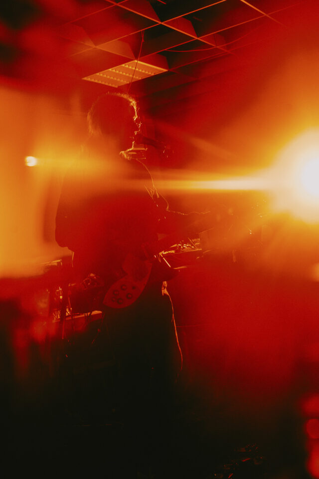 Konzert- und Clubfotos mit Musiker:innen, DJs und tanzendem Publikum in warmem Licht.