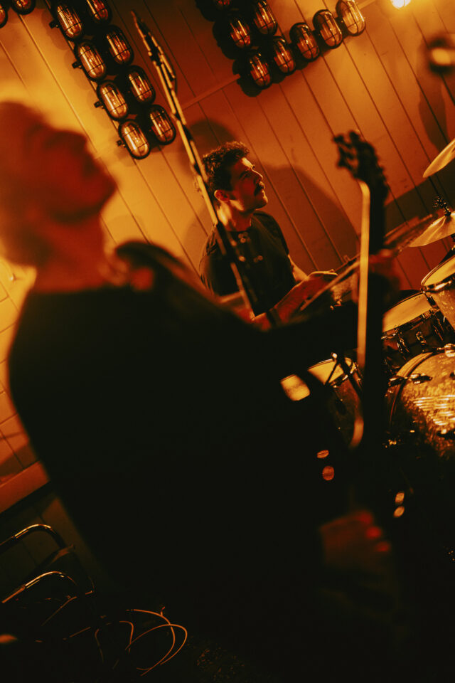 Konzert- und Clubfotos mit Musiker:innen, DJs und tanzendem Publikum in warmem Licht.