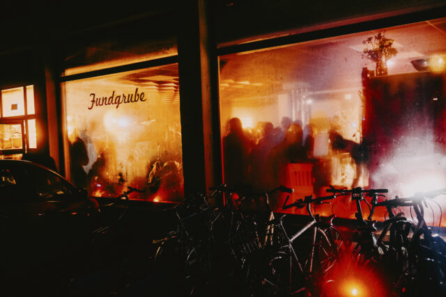 Konzert- und Clubfotos mit Musiker:innen, DJs und tanzendem Publikum in warmem Licht.