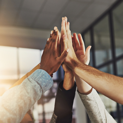 Mehrere Hände, die gemeinsam einklatschen