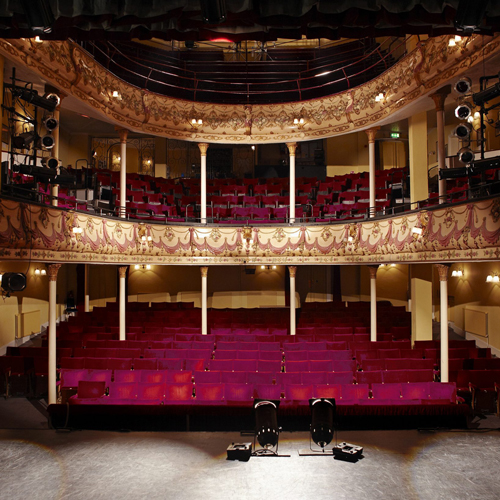 Ansicht eines Schauspielhauses von der Bühne aus gesehen