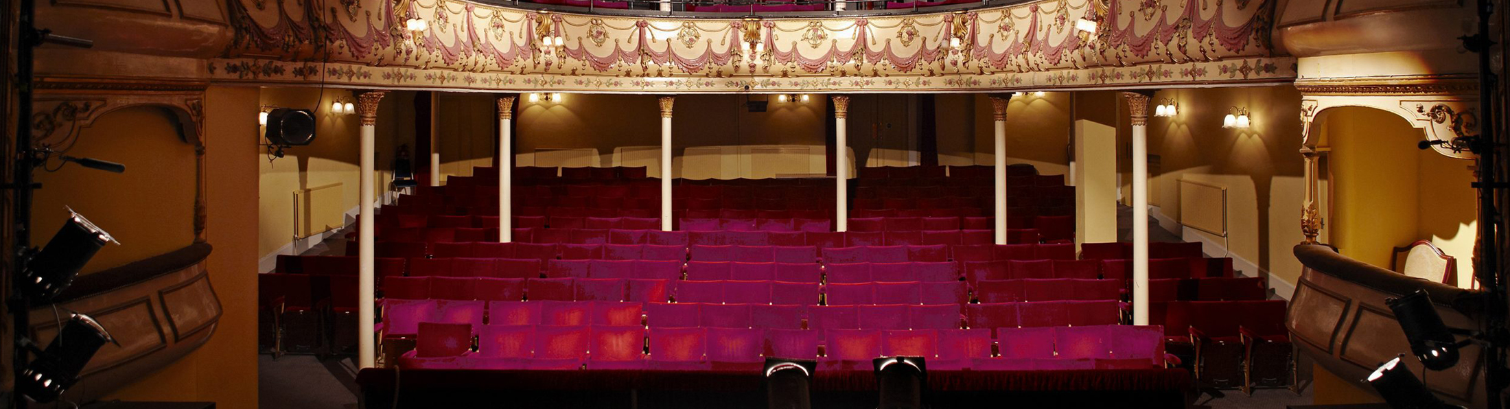 Ansicht eines Schauspielhauses von der Bühne aus gesehen