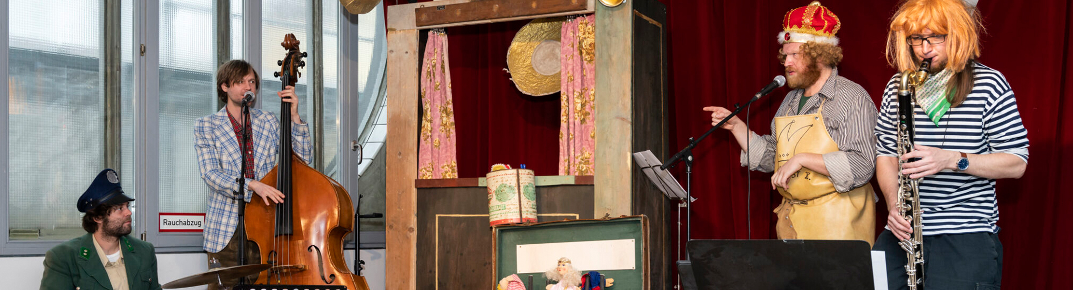 Mitglieder des Theaters Mummpitz an Musikinstrumenten während einer Aufführung
