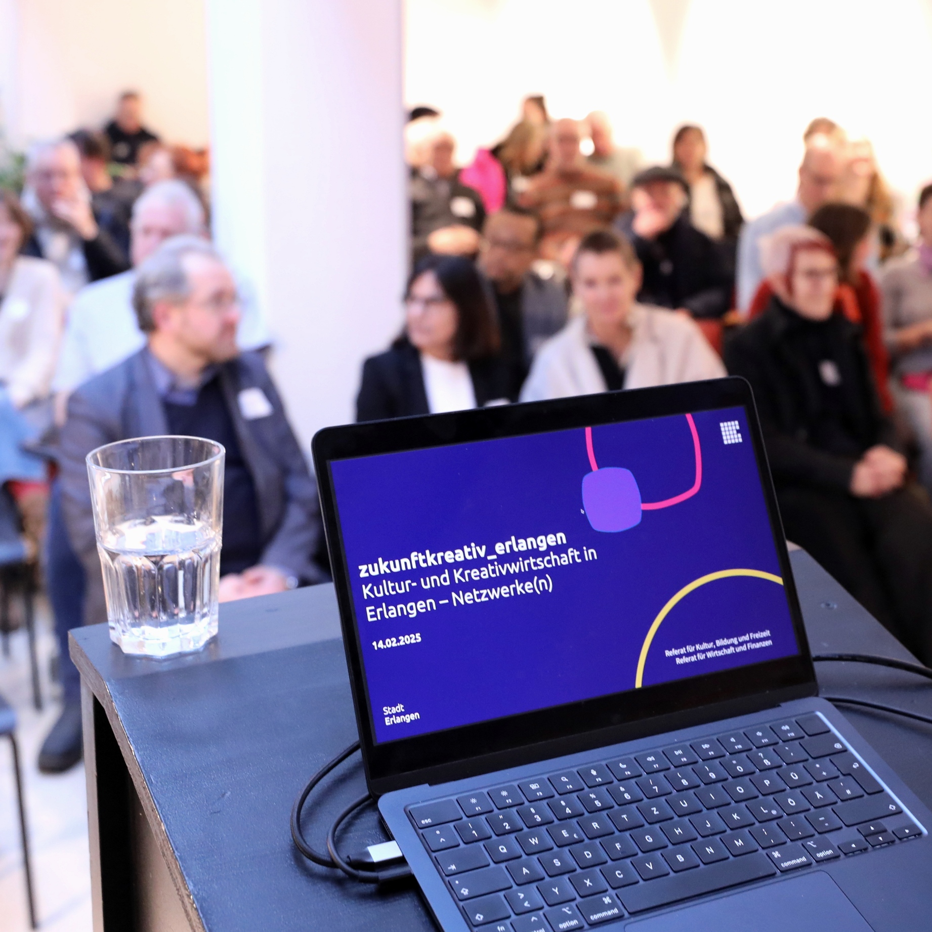 Laptop mit zukunftkreativ erlangen Präsentation