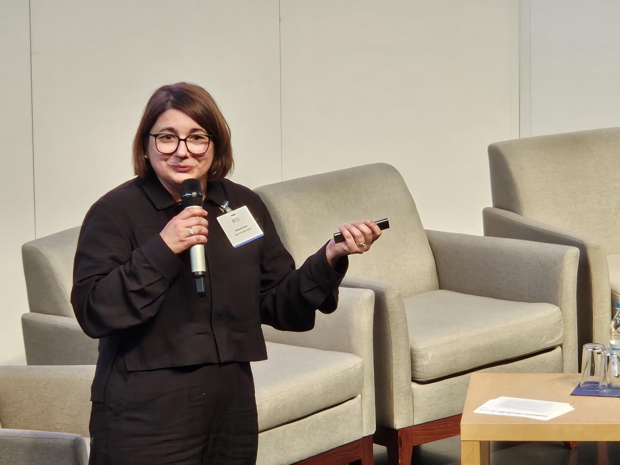 Johanna Lison, Projektmanagerin CreativeTechHUB, Bayern Innovativ GmbH, spricht in ein Mikrofon.