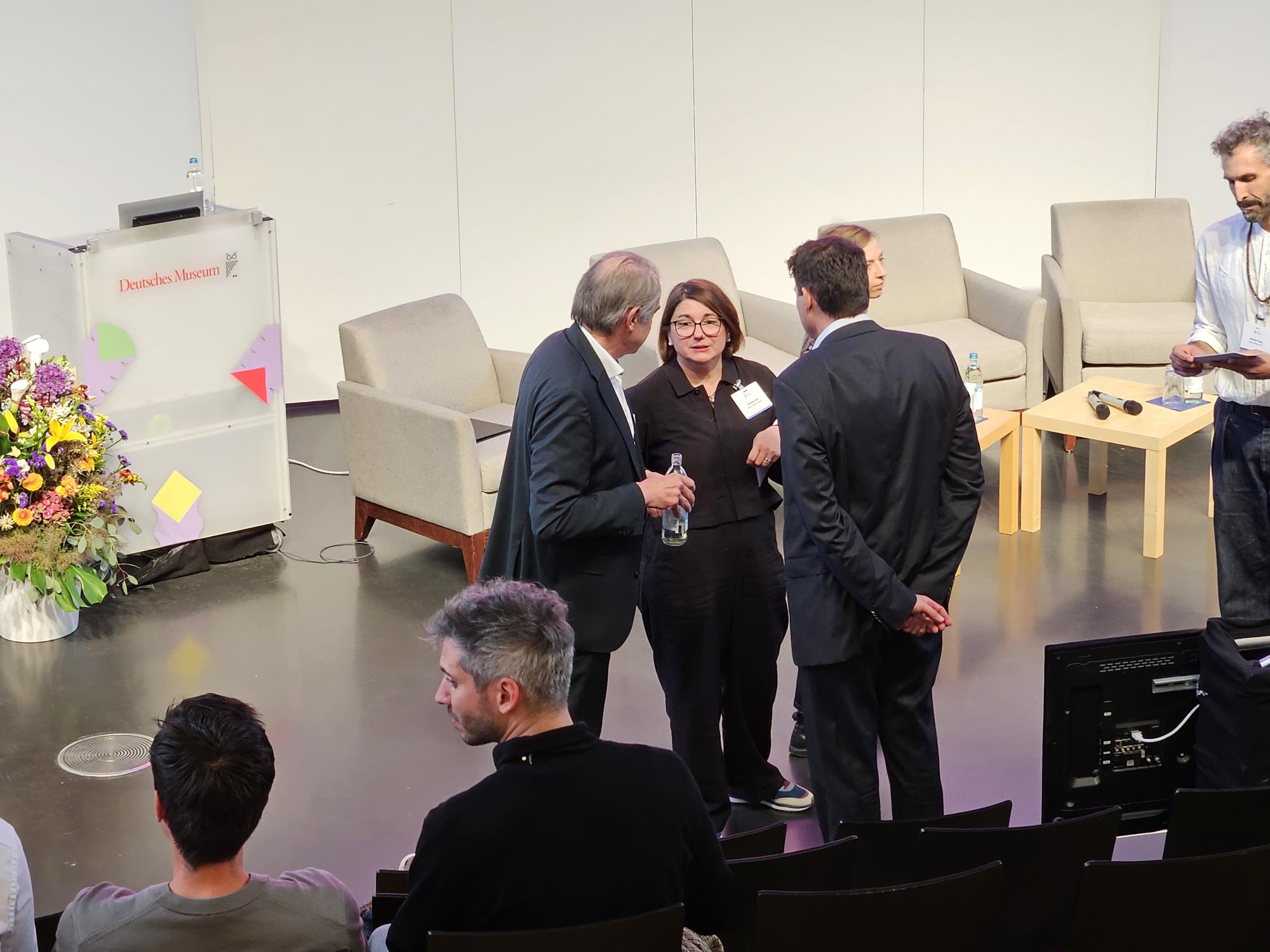 Robert Bartl, Mitglied der Geschäftsleitung, Bayern Innovativ GmbH, Johanna Lison, Pro-jektmanagerin CreativeTechHUB, Bayern Innovativ GmbH und Markus Eder, Ministerialdiri-gent, Bayerisches Staatsministerium für Wirtschaft, Landesentwicklung und Energie, spre-chen miteinander.