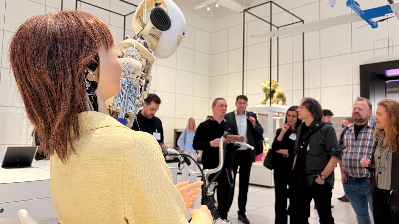 Führung: Robotik und Design im Deutschen Museum: Eine Gruppe von Menschen versam-melt sich vor einem humanoiden Roboter.