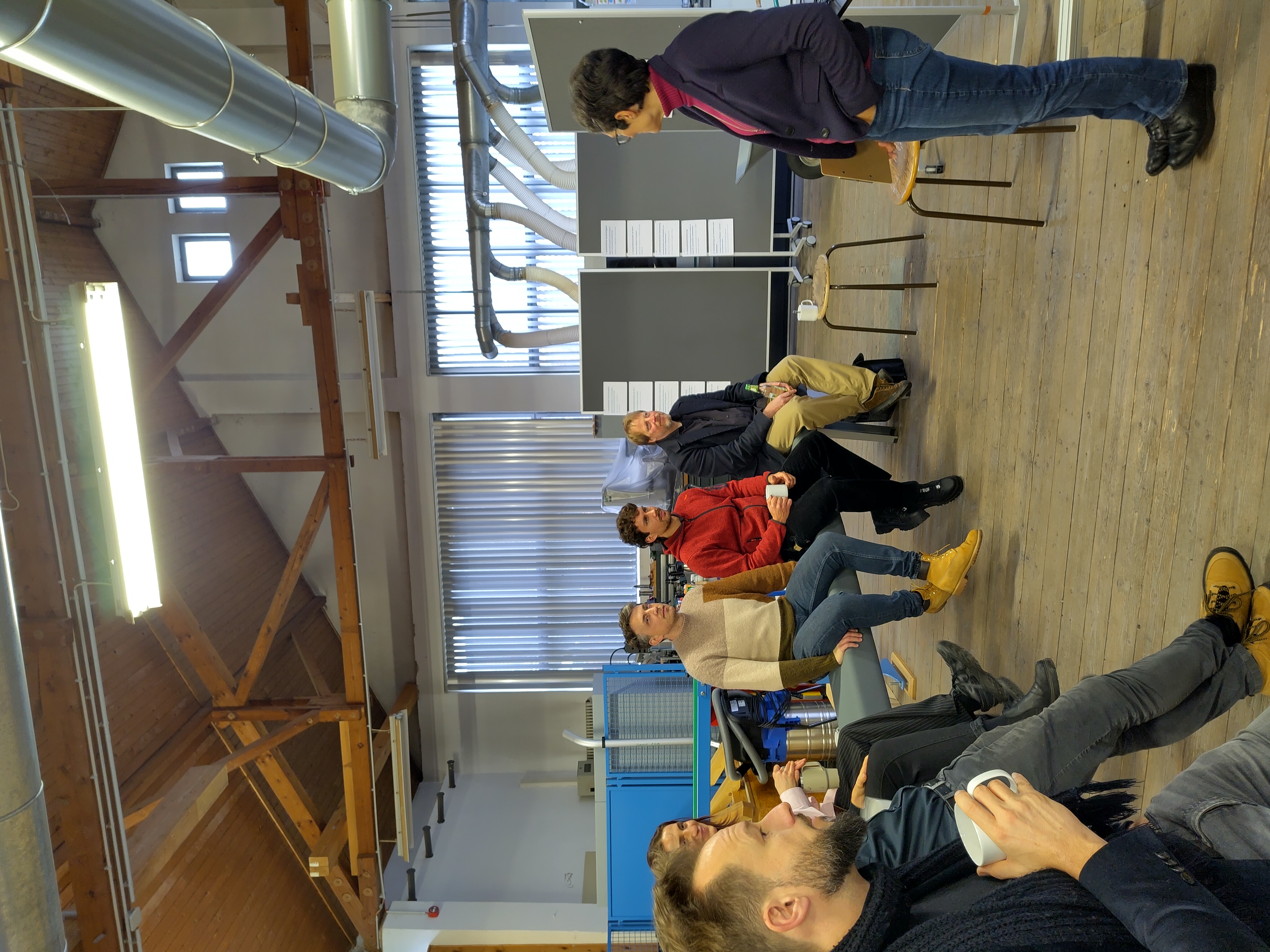 Referentin refreriert vor einer Gruppe in einem Labor-Sägewerk. 