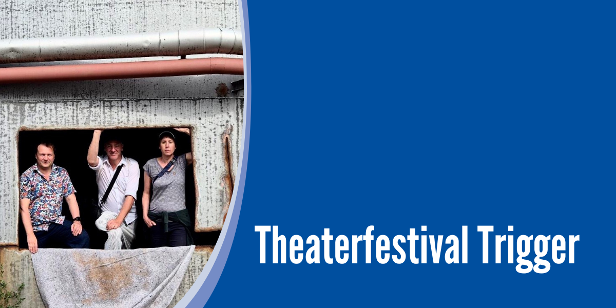 Zu sehen ist ein mittelblauer Banner, der auf der linken Bildhälfte ein Foto der Verantwortlichen des Theaterfestival Trigger zeigt, wie sie aus einem Fenster schauen. Die drei Personen stehen locker, haben teilweise ihre Hände auf die Beine gestützt und blicken in die Kamera. Auf der rechten Bildhälfte ist in weiß die Aufschrift "Theaterfestival Trigger" zu lesen.