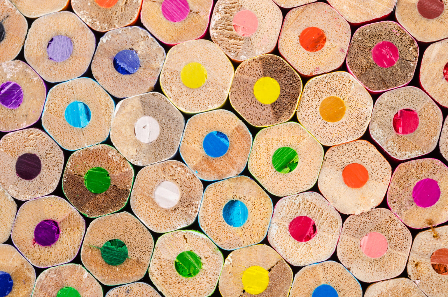 Querschnitt von vielen Buntstiften